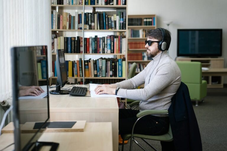 El sistema Braille es una puerta al conocimiento y la independencia para personas con discapacidad visual. A través de la lectura táctil, audiolibros y herramientas accesibles, conecta a las personas con el mundo de las palabras, fomentando la educación y la inclusión. Leer y escuchar nunca fue tan accesible, porque el conocimiento no tiene límites ni barreras. Foto de Mikhail Nilov