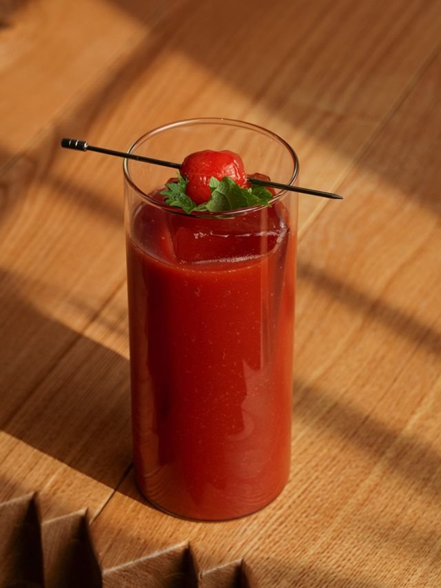 El tomate también puede disfrutarse como una bebida refrescante, acompañado de limón, apio y una pizca de sal. Foto: Pexels.