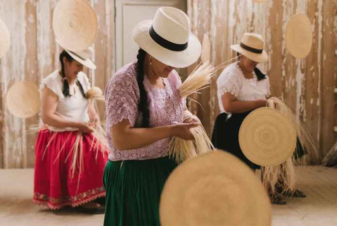 ¿De turismo en Cuenca? Los sombreros de paja toquilla no pueden faltar en su cabeza