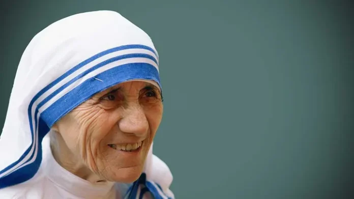 Madre Teresa de Calcuta: Inspiración y legado humanitario. Dedicó su vida al cuidado de los más vulnerables, incluyendo a las personas afectadas por la lepra. A través de su congregación, las Misioneras de la Caridad, brindó atención médica y apoyo emocional a quienes padecían esta enfermedad. Foto WEB