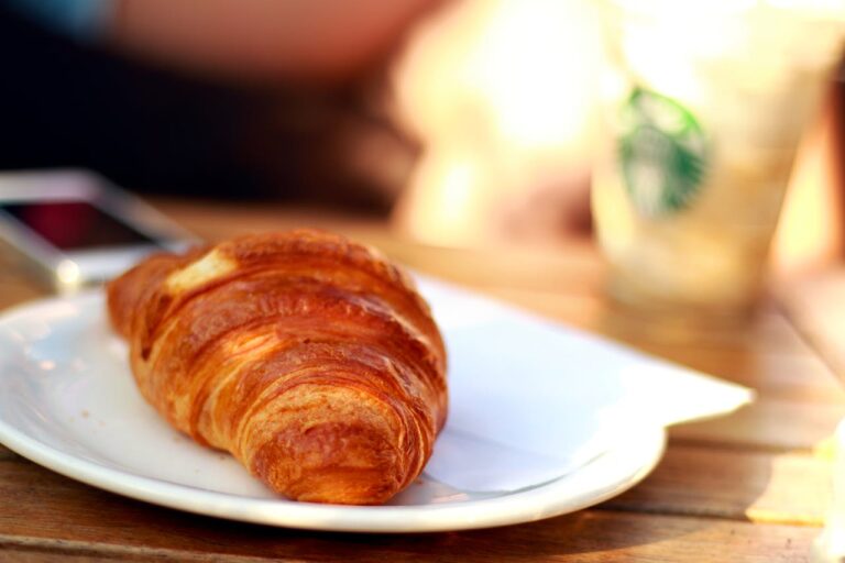 Crujiente, mantecoso y perfecto para acompañar tu café, una buena charla o simplemente darte un gusto. Porque cada bocado es un instante de felicidad. Foto de JÉSHOOTS