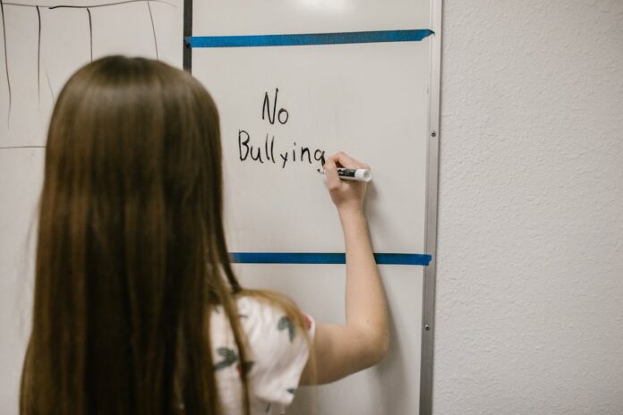 El bullying es violencia: El acoso escolar no es un juego; es una forma de violencia que deja huellas en la autoestima, la salud mental y el futuro de quienes lo padecen. Foto de RDNE Stock project