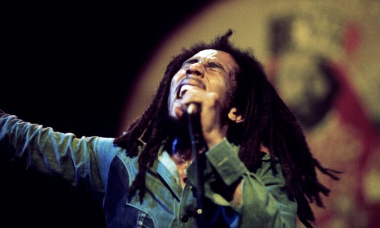 El día de Bob Marley, cuyo nombre real es Robert Nesta Marley, se celebra cada 6 de febrero en conmemoración de su nacimiento. Foto de Adrian Boot - En vivo en el Rainbow Theatre, Exodus Tour, Londres, Inglaterra, 4 de junio de 1977