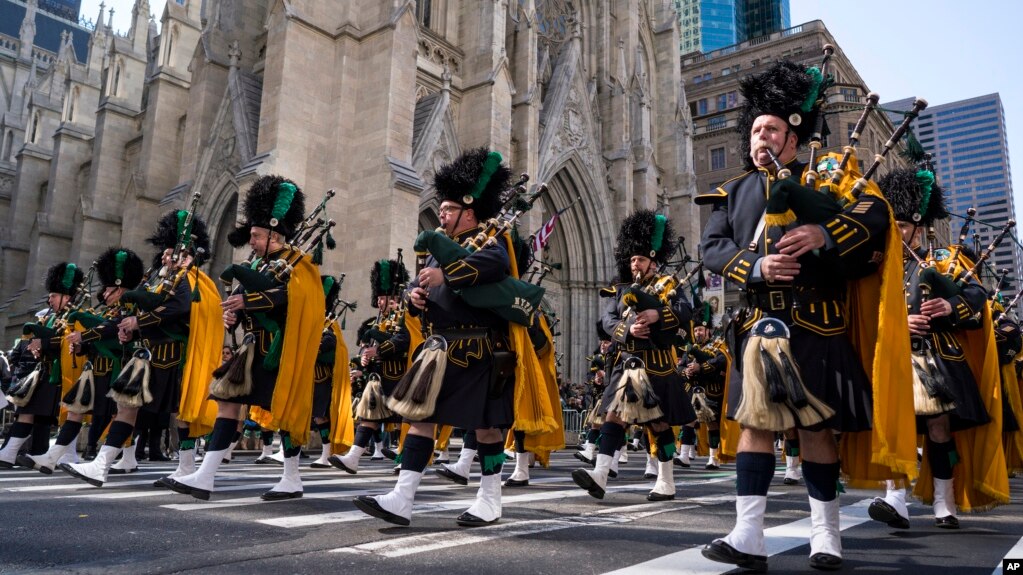 Nueva York, la ciudad de los encuentros, se llena de espíritu irlandés en el desfile de San Patricio. Un mar de verde, música celta y tradición unen a locales y turistas en una celebración inolvidable. Foto AP
