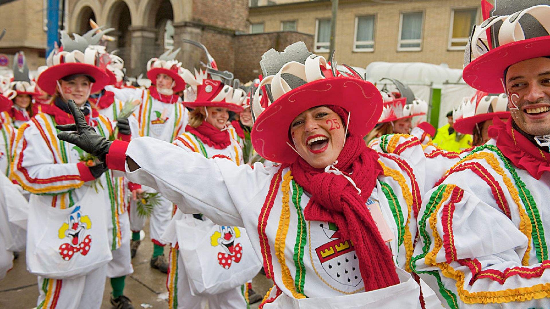  Colonia, la capital del Carnaval en Alemania | Con el desfile más grande y antiguo del país, el Rosenmontag reúne a 1.5 millones de visitantes en un espectáculo de 8 km de alegría, música y coloridas carrozas. ¡Los Jecken saben cómo celebrar! Foto: Web