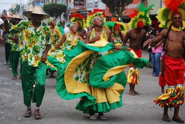 Esmeraldas, ritmo y alegría en el Carnaval | Al son de la marimba y la bomba, las playas se llenan de música, baile y tradición afroecuatoriana en una de las celebraciones más vibrantes de Ecuador. Foto: Pinterest, Lilith Angulo Vera, Carnaval de Esmeraldas