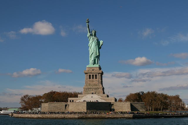 Turistas de todo el mundo visitan la Estatua de la Libertad, explorando uno de los íconos más emblemáticos de Nueva York, símbolo de esperanza, historia y democracia. Foto de Following NYC