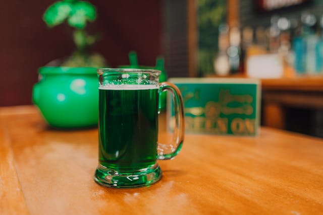 Brindis en verde por San Patricio! La cerveza teñida de verde y el whisky irlandés se convierten en los protagonistas de la celebración, llevando el espíritu festivo a cada brindis. Foto de RDNE Stock project
