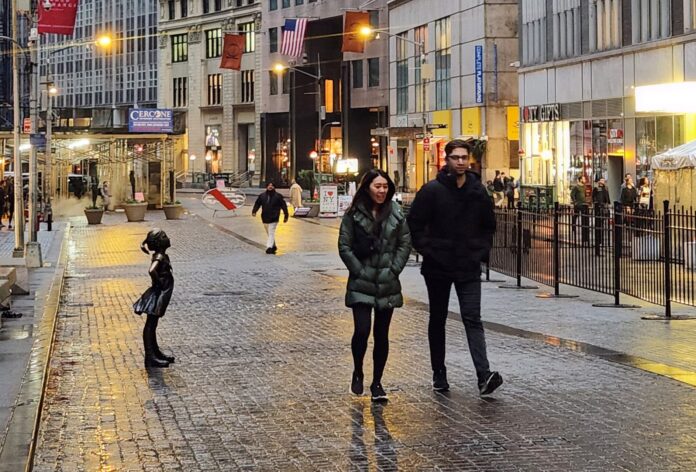 Dejó de desafiar al toro, pero no bajó la mirada. Hoy, la Niña sin Miedo se planta con firmeza frente a la Bolsa de Valores de Nueva York, en el corazón del poder financiero. Su mensaje sigue en pie: igualdad, presencia y determinación. Foto de archivo