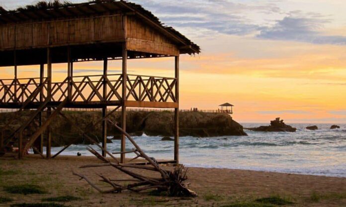 La antigua cabaña de jueces en la playa La FAE, hoy desaparecida, fue durante años un símbolo del surf en Salinas. Hace aproximadamente un año fue desmontada, pero su recuerdo sigue vivo en la memoria de la comunidad surfista. Iniciativas como 