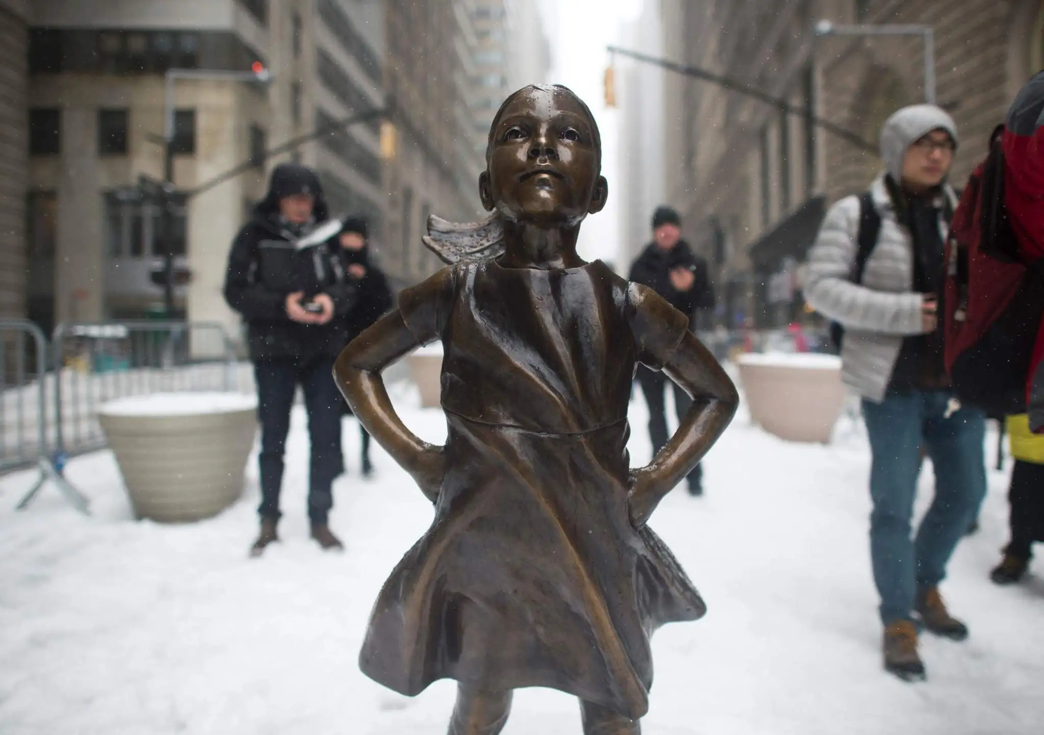 Firme, decidida y sin dar un paso atrás. La Niña sin Miedo mira de frente al mundo financiero, recordando que el coraje no depende del tamaño, sino de la convicción. Foto de DON EMMERT / AFP/Getty para Chicago Tribune