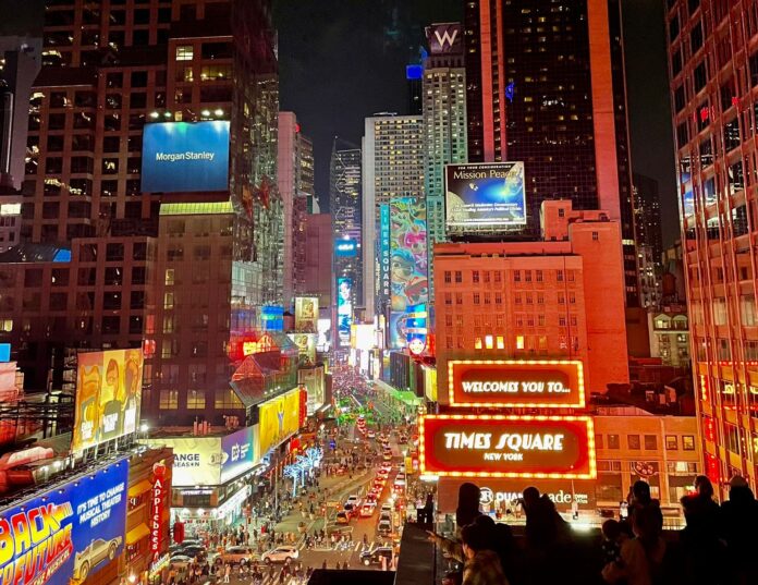 La icónica plaza fue protagonista de una broma viral por el April Fools’ Day, que afirmaba que sus luces se apagarían durante seis meses. La idea, creada por la cuenta *Insight The City*, generó confusión incluso en medios internacionales. Una muestra de cómo el humor digital puede cruzar fronteras y encender debates sobre la autoría y la verificación de la información. Foto de pasoapasopornyc.com