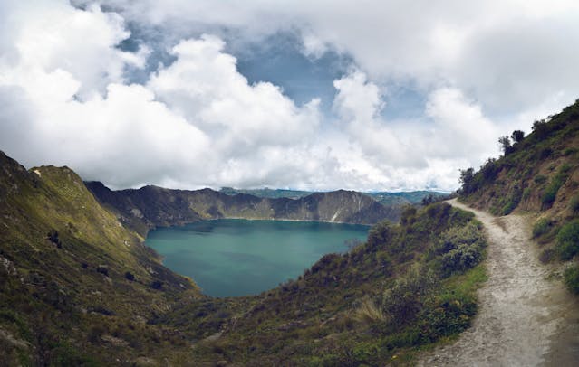 La Laguna del Quilotoa, de aguas turquesa y profundas, reposa en el cráter de un antiguo volcán colapsado. Considerada una de las más bellas del mundo, es un destino imperdible en el corazón de los Andes ecuatorianos. Foto de Damien Saillet