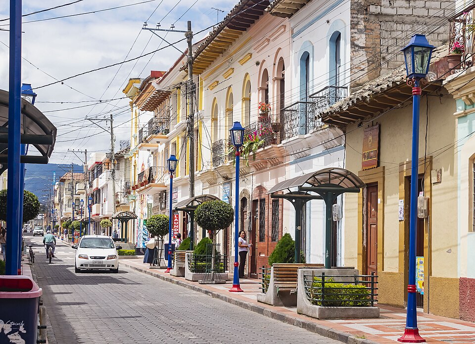 Calle Bolívar, corazón de Cotacachi, refleja la riqueza cultural y artesanal que distingue a este Pueblo Mágico del Ecuador. Foto de Wikipedia