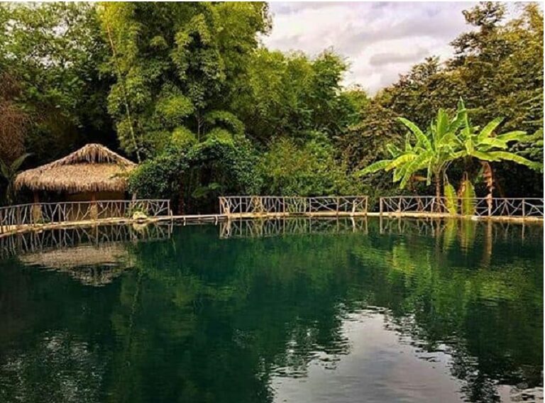 Agua Blanca, ubicado dentro del Parque Nacional Machalilla, es uno de los 21 Pueblos Mágicos del Ecuador. Con vestigios de la cultura Manteña y una laguna sulfurosa de uso medicinal, este pueblo ancestral destaca por su modelo de turismo comunitario responsable. Foto de la Web