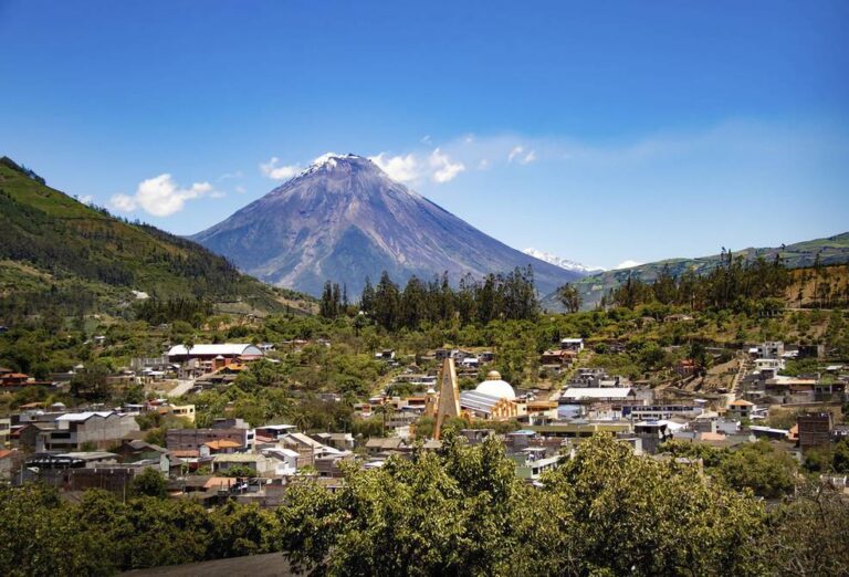 Vista del valle de Patate, rodeado de montañas y cultivos, reconocido como uno de los 21 Pueblos Mágicos del Ecuador por su clima primaveral, tradiciones vivas y riqueza natural. Foto Web