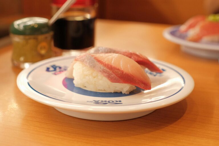 Delicadeza en equilibrio: cada pieza de sushi es una obra de precisión y armonía. Foto de pexels-mak_-jp-