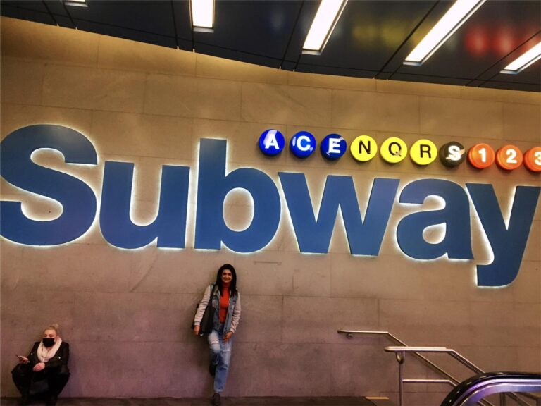 El ícono luminoso del Subway marca el inicio de cada aventura bajo tierra. Porque en Nueva York, hasta el viaje más cotidiano se vuelve inolvidable. Foto pasoapasopornyc