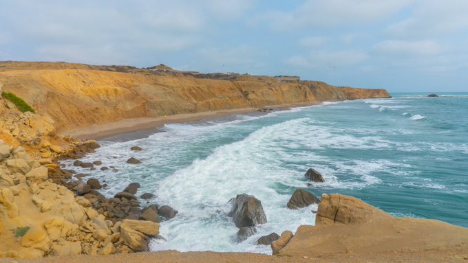Playa La Samba, uno de los rincones más visitados de Anconcito, combina acantilados, mar abierto y naturaleza costera. Un destino que invita a descubrir la riqueza paisajística del litoral ecuatoriano. Foto de @AnconcitoT