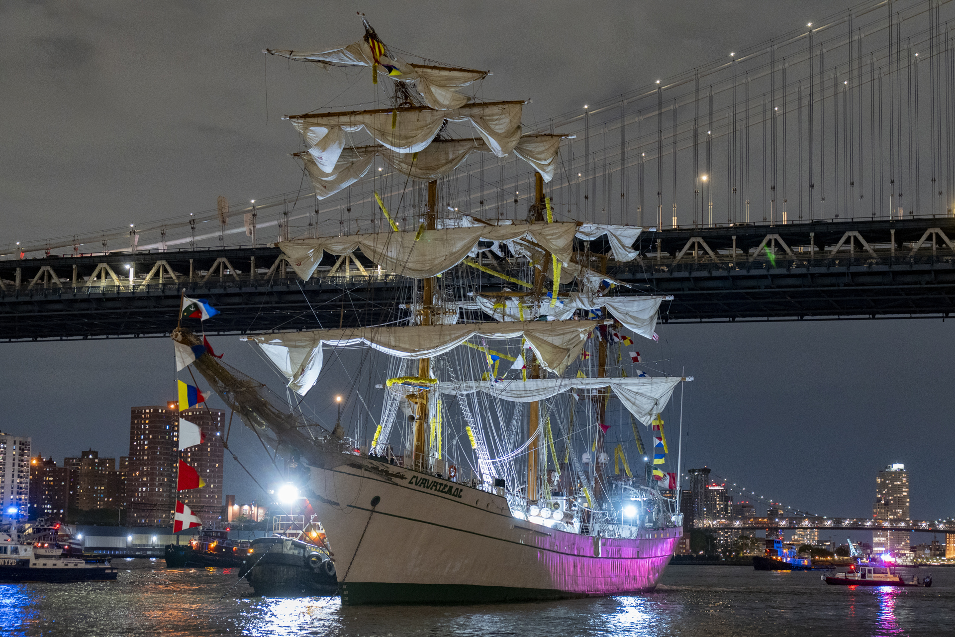 El Buque Escuela Cuauhtémoc fue trasladado a un astillero en Brooklyn para peritajes tras la colisión con el Puente de Brooklyn, que dejó dos cadetes fallecidos y once heridos. Foto EFE