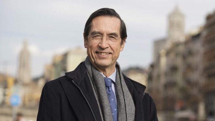 El Dr. Mario Alonso Puig, especialista en salud y desarrollo personal, es una de las voces más influyentes en el campo del bienestar emocional y el poder de la mente. / Foto: Marc Martí – DDG