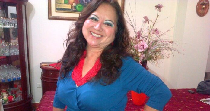 Sonia Venegas Paz, periodista y educadora, dedica su vida a rescatar y difundir la música tradicional ecuatoriana, construyendo puentes entre generaciones a través del patrimonio sonoro del país. Foto cortesía
