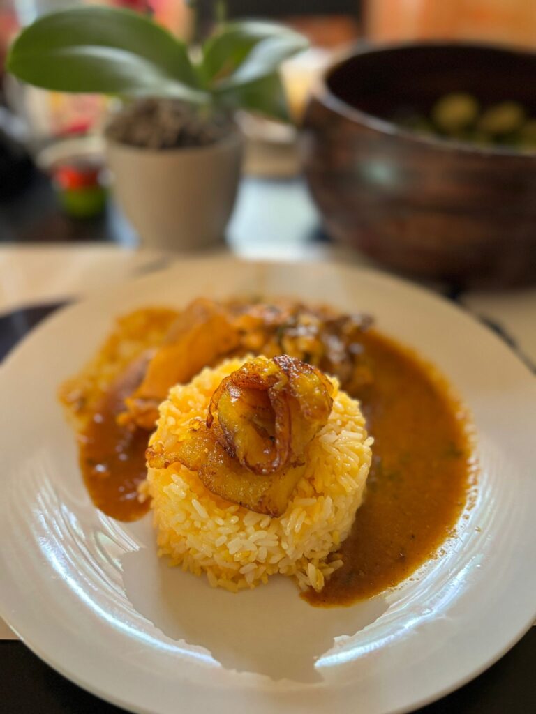 Seco ecuatoriano, tradición que se sirve con arroz amarillo, plátano maduro y sabor a hogar. Foto de El Costanero