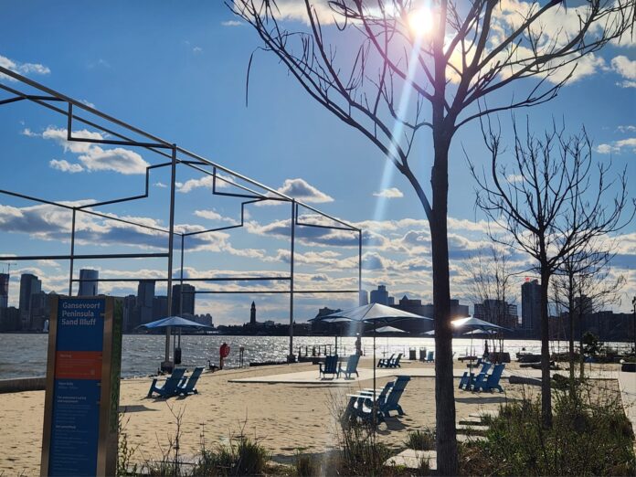 Una playa inesperada en la ciudad que nunca duerme. Frente al río Hudson, la escultura 'Day’s End' de David Hammons se recorta como una sombra de lo que fue, invitando a contemplar el paso del tiempo entre agua, arte y memoria industrial. Foto El Costanero