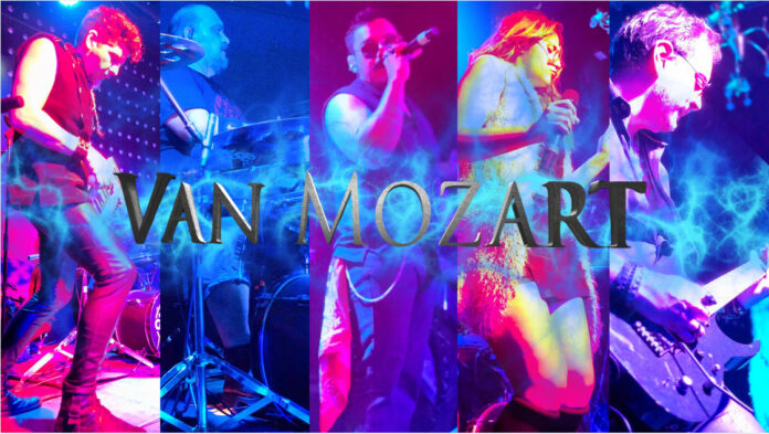Integrantes de la banda Van Mozart: Paúl Segura, tecladista, líder y manager; Fabricio Córdova, baterista; Carlos Delgado, voz principal (al centro); Nathalia Arteaga, segunda voz; y Humberto Zamora, guitarrista. Foto cortesía Van Mozart