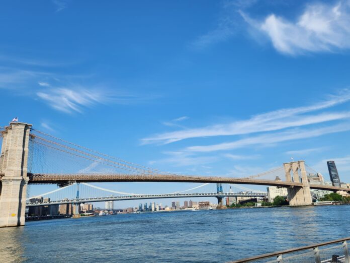 Desde Pier 17, el Puente de Brooklyn no solo une orillas. Une siglos, historias… y la huella firme de una mujer que lo sostuvo en silencio: Emily Warren Roebling. Foto El Costanero