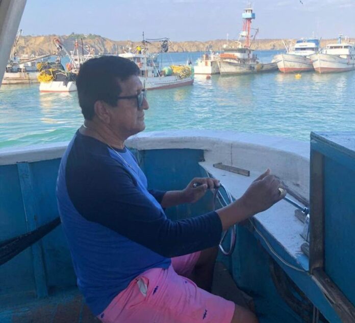 Marco Pinargote, pescador artesanal de Anconcito, en su embarcación. Con más de tres décadas en el mar, su mirada refleja la resistencia y esperanza de quienes aún viven del oficio pesquero, pese a los desafíos actuales. Foto cortesía