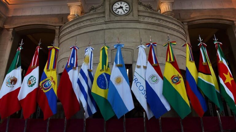 Banderas de países latinoamericanos durante una cumbre regional. La creciente violencia contra figuras políticas en distintos países de la región pone en riesgo la estabilidad democrática y el ejercicio pleno de los derechos ciudadanos. Foto Web