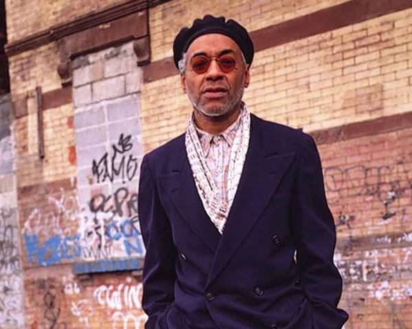 David Hammons en Harlem, Nueva York, década de 1990. Foto: Anthony Barboza/Getty Images