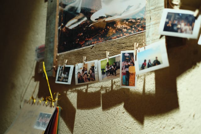 Fotos en la pared, recuerdos que resisten la distancia. Cada imagen espera el día del reencuentro. Foto de Pexels nguyendesigner