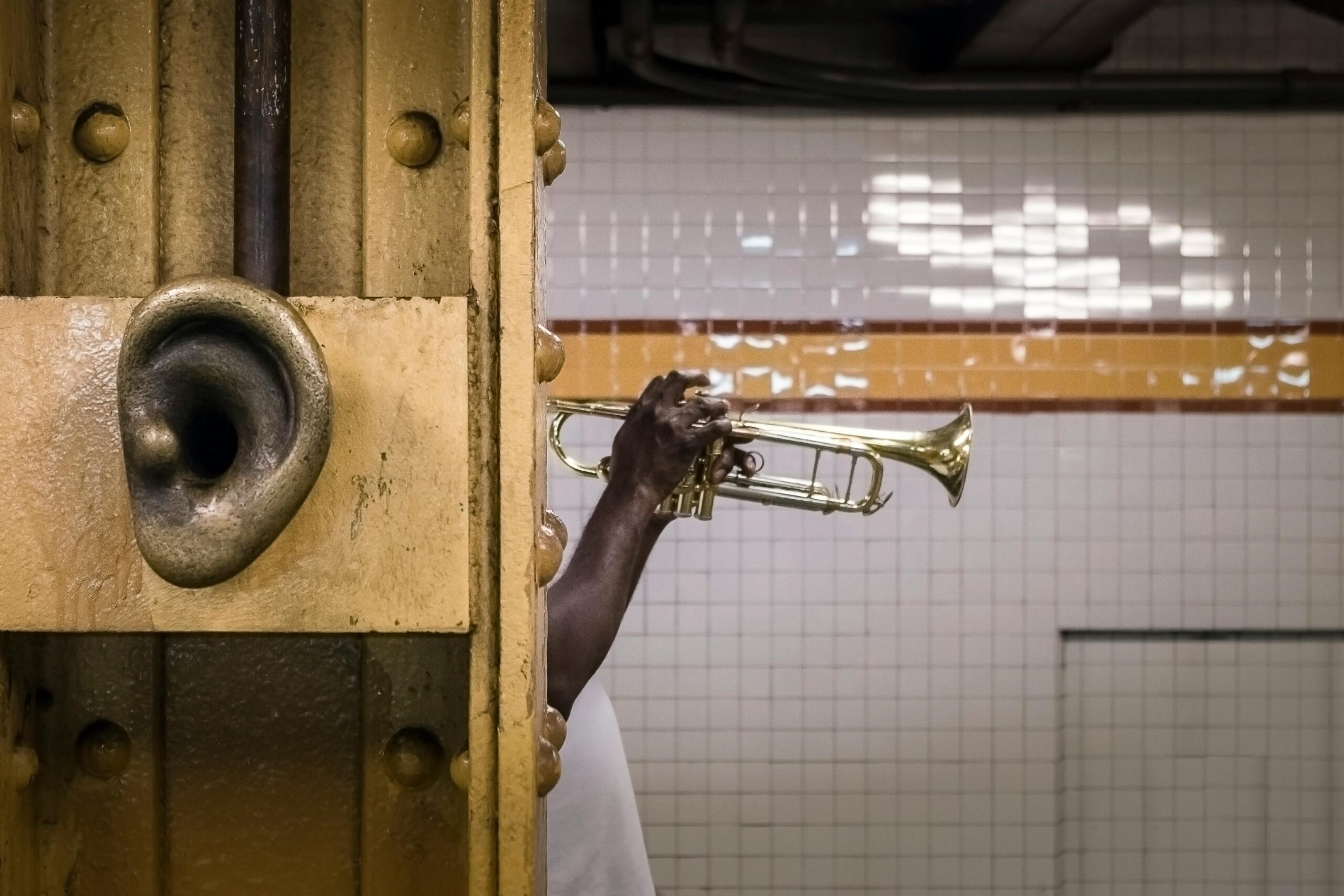 En la estación 14th Street, el Subway se convierte en galería viva: figuras humanas de bronce se esconden entre las escaleras, y la música callejera transforma el tránsito en experiencia. Aquí, cada paso es parte del arte cotidiano de Nueva York. Foto cortesía pexels Paolo-Coro
