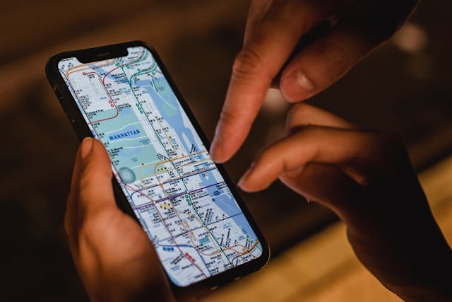 Con el mapa del subway como brújula, miles de visitantes se lanzan a explorar Nueva York desde sus entrañas. Más que una guía de líneas y estaciones, es la puerta a una aventura urbana donde cada trayecto cuenta una historia. Foto cortesía Pexels. Samson Katt