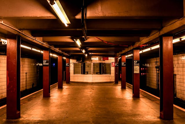 Esta imagen captura uno de esos breves instantes en que el metro parece detenerse. Un rincón de la ciudad que, aunque vacío, está lleno de historias. Foto cortesía de pexels. virgovoice