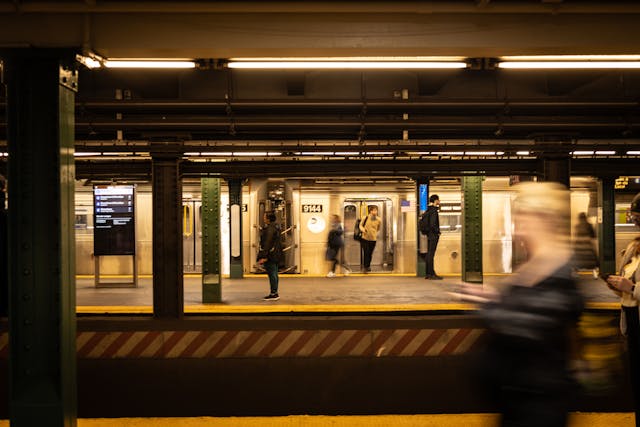 Cada andén guarda historias que van y vienen… como los trenes, como la vida. foto cortesía de Pexels Wal Vas.