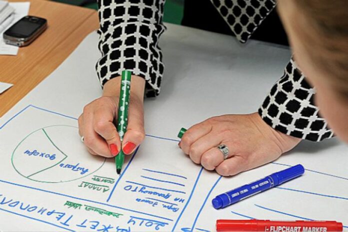 La planificación no es solo un acto técnico, es un compromiso ético. Dos manos que trazan el futuro desde lo público, con responsabilidad, visión y vocación de servicio. Foto Web