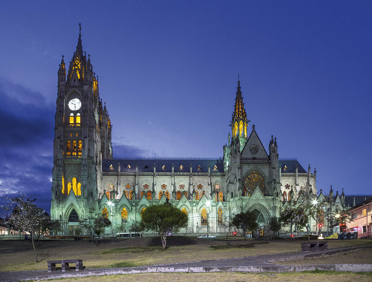 La Basílica del Voto Nacional, ícono neogótico de Quito, se alza imponente en el Centro Histórico mejor conservado de América Latina, siendo uno de los templos más queridos por los quiteños.