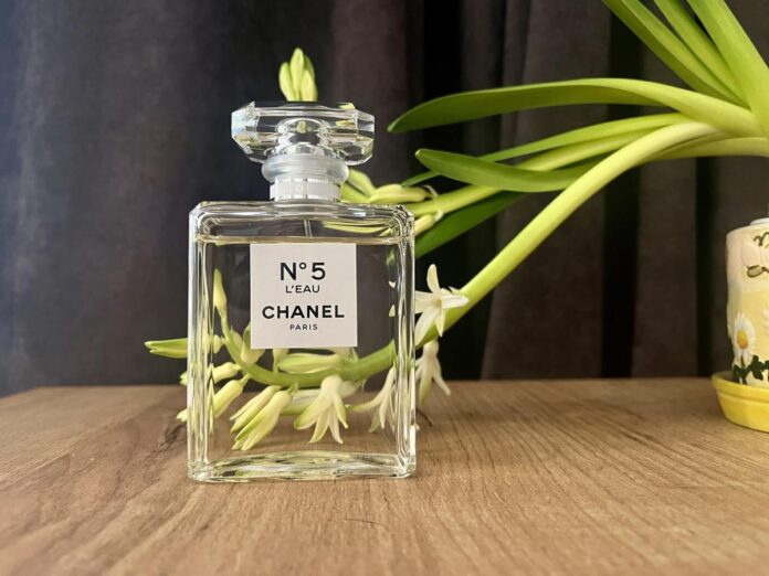 El icónico CHANEL N.º 5, una fragancia que marcó la historia de la perfumería y se convirtió en símbolo de elegancia atemporal.