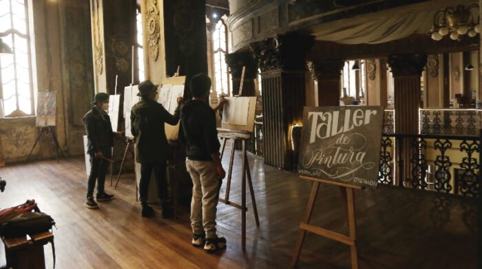 Taller de la Escuela de Arte Quiteño, donde jóvenes aprenden oficios tradicionales para preservar el legado artístico de la capital. Foto: Escuela de Arte Quiteño / El Comercio. Fuente: www.elcomercio.com