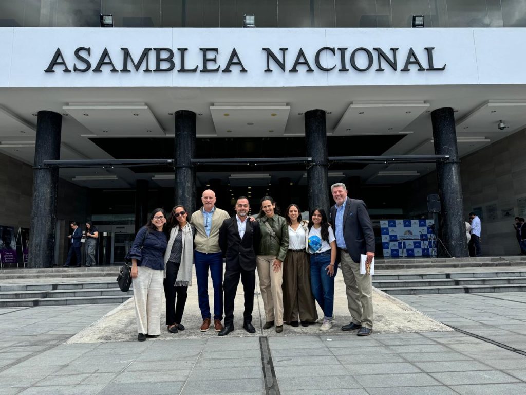 Integrantes de la campaña Mareas Vivas y representantes de organizaciones aliadas frente a la Asamblea Nacional del Ecuador, tras entregar el proyecto de Ley de Protección de Olas y Rompientes Marinas, el 30 de julio de 2024. Foto: Cortesía Mareas Vivas.