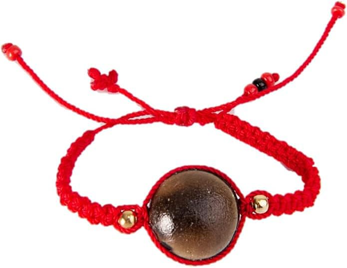 Pulsera de hilo rojo con ojo de venado: un amuleto tradicional que protege a los más pequeños del mal de ojo y las energías negativas. Herencia viva de nuestras creencias populares. Foto cortesía