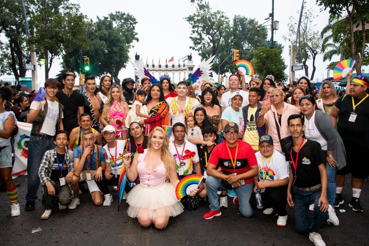 Miembros del Comité de Orgullo Guayaquil durante la organización de la marcha 2025, frente a las restricciones municipales al uso del espacio público. Foto ccortesía