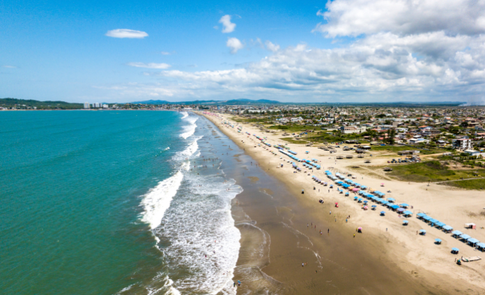 Villamil Playas, en la provincia del Guayas, fue el escenario del intento de construcción de un muelle en 2020, hecho que motivó el nacimiento del movimiento ciudadano para proteger legalmente las rompientes marinas en Ecuador. Foto: Jude Wilson.