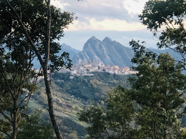 Vista panorámica de Albano di Lucania desde el bosque de Bosco Cupolicchio, donde la armonía entre naturaleza y arquitectura revela el carácter resiliente de este histórico borgo italiano. Foto cortesía