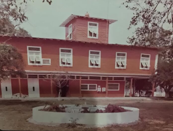 Fachada principal de la histórica Hacienda Angélica, donde en 1925 se filmó Soledad, la primera película ambientada en el mundo montuvio. Este lugar no solo marcó un hito en el cine nacional, sino que también fue un centro emblemático de producción agrícola y ganadera en la región del río Babahoyo. Foto cortesía SCA