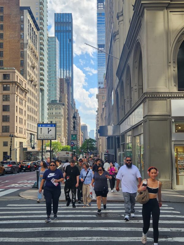 A paso firme por la Quinta Avenida. En su bicentenario, esta arteria de Nueva York sigue siendo un escenario cotidiano donde convergen culturas, estilos y ritmos de vida. Cada cruce peatonal es una postal viva del espíritu neoyorquino: diverso, dinámico y en movimiento constante. Foto El Costanero