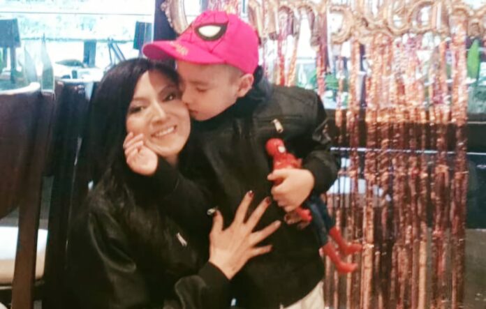 Mayra Zavala junto a su hijo, la mayor inspiración en su lucha contra el cáncer y la razón que le dio fuerza para no rendirse. Foto cortesía